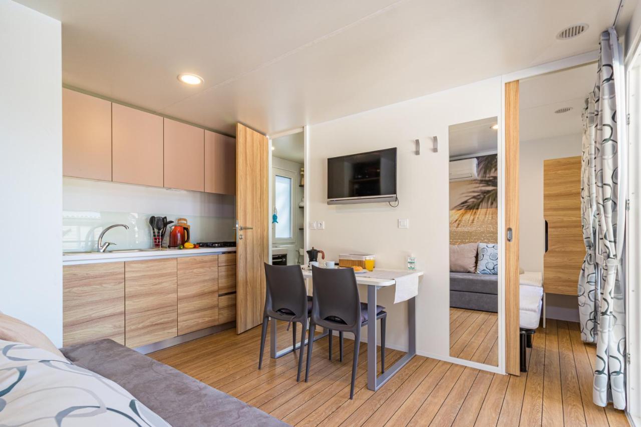 Hemy Casa - Lux Mobile Homes Ровин Екстериор снимка